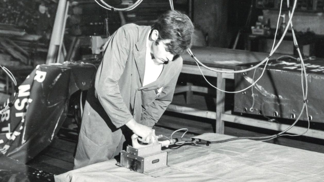 Fritz Bieri Junior bei der Konfektion einer Blache.