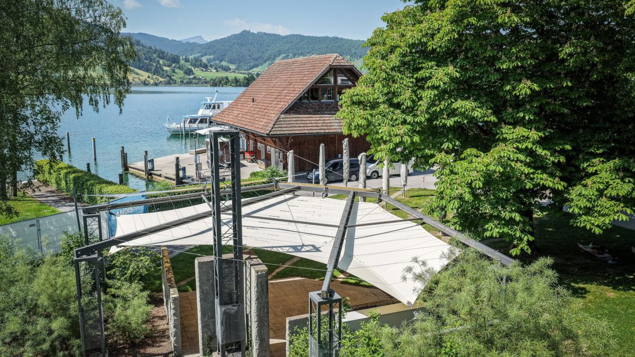 Von der Seebühne hat man direkte Sicht auf den Ägerisee