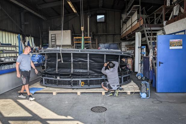 Die Montage des Behangs an der Konstruktion