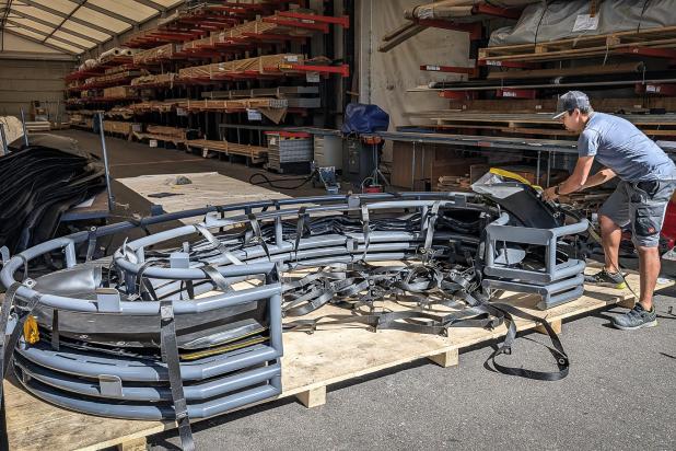 Die Montage des Behangs an der Konstruktion